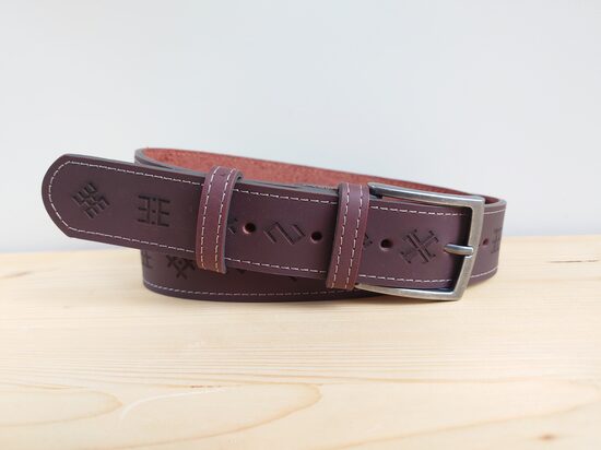Vidēji brūna josta ar šuvi un zīmēm. 40 mm.