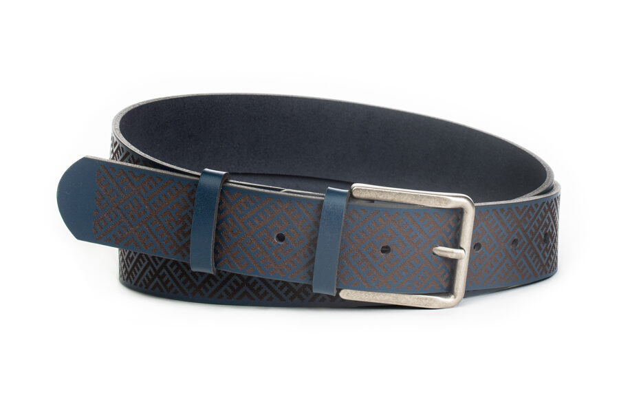 Tumši zila ādas josta ar latvju rakstiem 40 mm. Ugunskrusts. Antialerģiska.